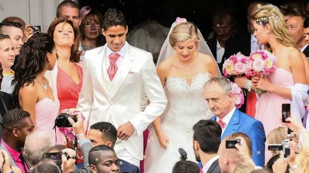Nàng WAG của tuyển thủ Pháp Kamilla Tytgat, nhà vô địch World Cup 2018- Raphael Varane cho rằng, chồng là cầu thủ bóng đá rất đáng yêu, hiền lành và ít nói (?). Kamilla Tytgat có vẻ đẹp Bắc Âu, tóc bạch kim, mắt xanh biếc. Cô khác nhiều với những nàng WAG khác, cô tốt nghiệp khoa Luật ở Pháp. Vợ của Varane có tính hướng nội, cô không thích ồn ào, không thích party đình đám. Vừa xem chồng thi đấu với Úc trong màu áo tuyển Pháp, Kamilla vừa đút thức ăn cho cậu con trai trong trận Pháp thắng Úc 4-1. Sau trận thắng, ông bố Varane lên khán đài gặp con trai và...mẹ sắp nhỏ. Mẹ sắp nhỏ chờ nụ hôn chiến thắng từ Varane. Cả hai trong một lần đi nghỉ ngơi sau ngôi vô địch World Cup 2018. Nàng WAG của tuyển thủ Pháp Kamilla Tytgat, nhà vô địch World Cup 2018- Raphael Varane cho rằng, chồng là cầu thủ bóng đá rất đáng yêu, hiền lành và ít nói (?). Kamilla Tytgat có vẻ đẹp Bắc Âu, tóc bạch kim, mắt xanh biếc. Cô khác nhiều với những nàng WAG khác, cô tốt nghiệp khoa Luật ở Pháp. Vợ của Varane có tính hướng nội, cô không thích ồn ào, không thích party đình đám. Vừa xem chồng thi đấu với Úc trong màu áo tuyển Pháp, Kamilla vừa đút thức ăn cho cậu con trai trong trận Pháp thắng Úc 4-1. Sau trận thắng, ông bố Varane lên khán đài gặp con trai và...mẹ sắp nhỏ. Mẹ sắp nhỏ chờ nụ hôn chiến thắng từ Varane. Cả hai trong một lần đi nghỉ ngơi sau ngôi vô địch World Cup 2018.