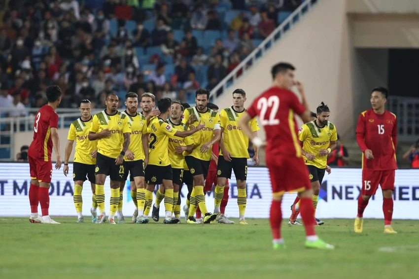 Tuyển Việt Nam đánh bại Borussia Dortmund trong sự cố hỏng cột khung thành ảnh 2 Tuyển Việt Nam đánh bại Borussia Dortmund trong sự cố hỏng cột khung thành ảnh 2
