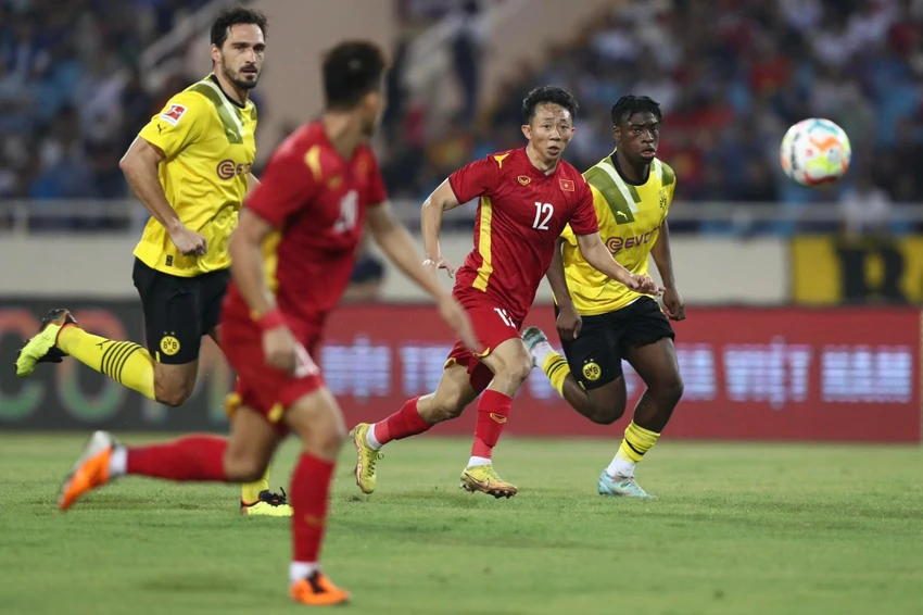Trung vệ Mats Hummels của Dortmund theo tình huống bóng với Tiến Linh và Ngọc Quang. Ảnh: A.PHƯƠNG Trung vệ Mats Hummels của Dortmund theo tình huống bóng với Tiến Linh và Ngọc Quang. Ảnh: A.PHƯƠNG