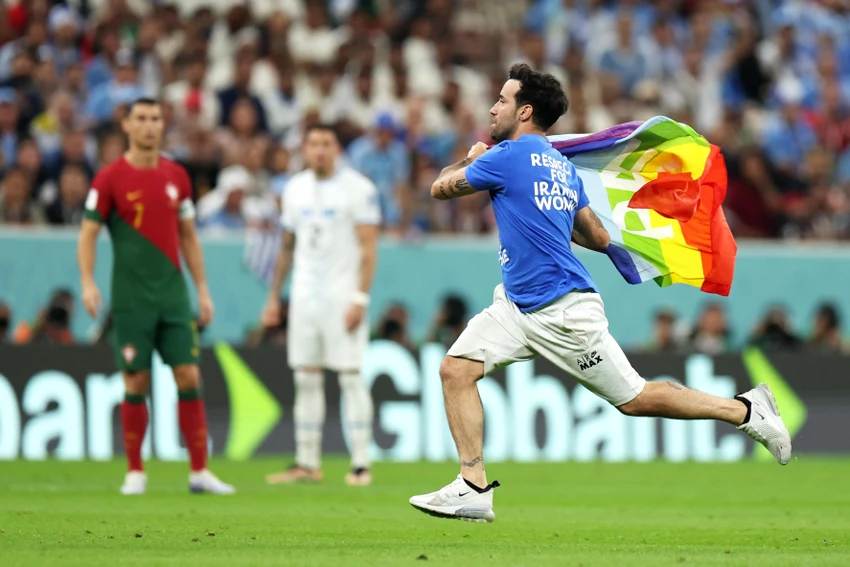Mario Ferri gửi nhiều thông điệp cho hành động chạy vào sân này. Ảnh: Getty
