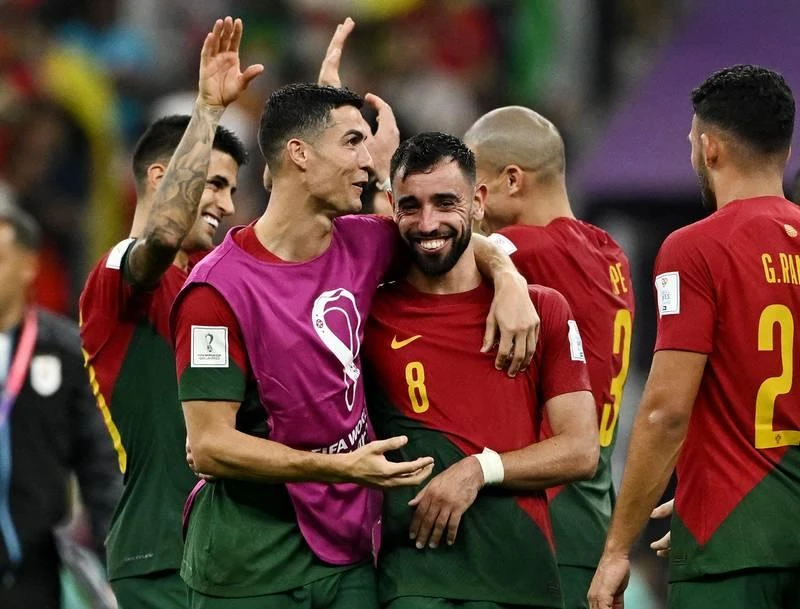 Ronaldo chia vui cùng Bruno Fernandes khi hoàn thành cú đúp giúp Bồ Đào Nha thắng Uruguay 2-0. Ảnh: Getty Ronaldo chia vui cùng Bruno Fernandes khi hoàn thành cú đúp giúp Bồ Đào Nha thắng Uruguay 2-0. Ảnh: Getty