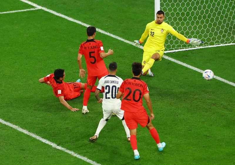 Trước đó, Ronaldo lùi về sâu và mắc lỗi dẫn đến bàn san bằng tỉ số 1-1 cho Hàn Quốc do công Kim Young-gwon. Ricardo Horta mở điểm cho Bồ Đào Nha rất sớm, từ đường chuyền dài rất thoáng của lão tướng Pepe ở phần sân nhà và pha kiến tạo của Dalot. Ở trận cùng giờ Andre Ayew của Ghana đá hỏng phạt đền. Darwin Nunez vẫn 'hùng hục như trâu húc' mà vẫn không thể ghi bàn.