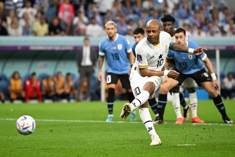Ở trận cùng giờ Andre Ayew của Ghana đá hỏng phạt đền. Darwin Nunez vẫn 'hùng hục như trâu húc' mà vẫn không thể ghi bàn.