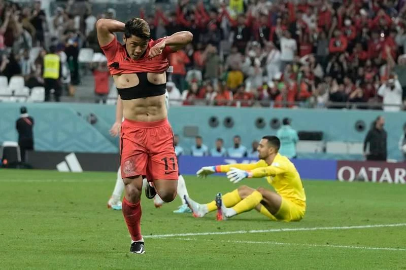 Hwang Hee-chang ghi bàn ấn định tỉ số 2-1 cho Hàn Quốc trước Bồ Đào Nha ở lượt trận cuối bảng H World Cup 2022. Trước đó, Ronaldo lùi về sâu và mắc lỗi dẫn đến bàn san bằng tỉ số 1-1 cho Hàn Quốc do công Kim Young-gwon. Ricardo Horta mở điểm cho Bồ Đào Nha rất sớm, từ đường chuyền dài rất thoáng của lão tướng Pepe ở phần sân nhà và pha kiến tạo của Dalot. Ở trận cùng giờ Andre Ayew của Ghana đá hỏng phạt đền. Darwin Nunez vẫn 'hùng hục như trâu húc' mà vẫn không thể ghi bàn.