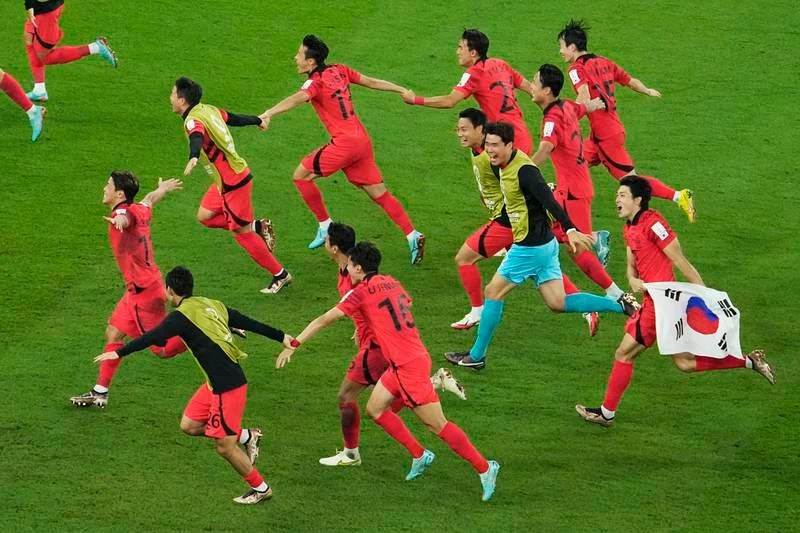 Hàn Quốc vỡ òa sau 8 phút bù giờ dài hơn thế kỷ ở trận Ghana-Uruguay.
