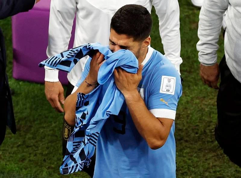 Suarez....khóc nức nở khi Uruguay bị loại ngay sau vòng bảng dù thắng Ghana 2-0. ...Vào vòng họp báo, đội trưởng Suarez lại khóc nhiều hơn.