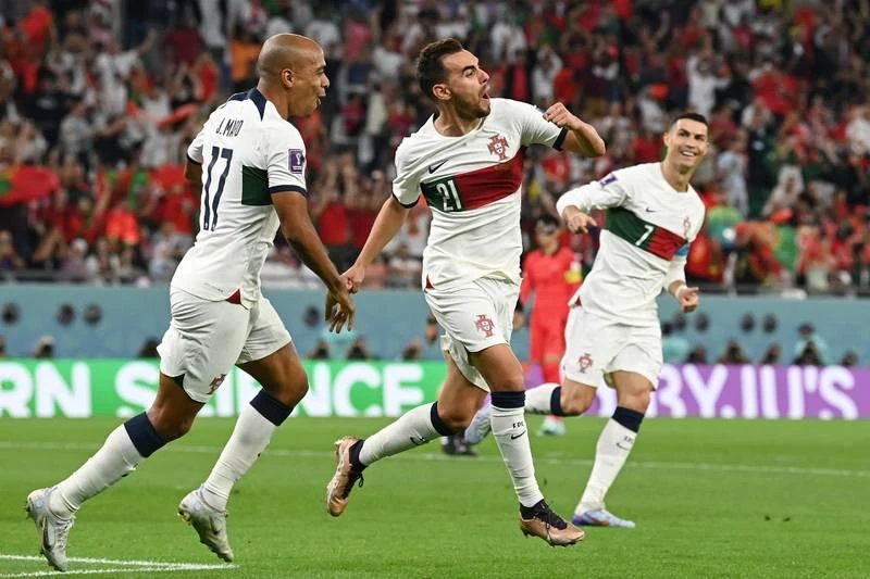 Ronaldo chia vui bàn thắng của Horta, nhưng sau đó anh là "tội đồ" của bàn thua. Ảnh: Getty Ronaldo chia vui bàn thắng của Horta, nhưng sau đó anh là "tội đồ" của bàn thua. Ảnh: Getty