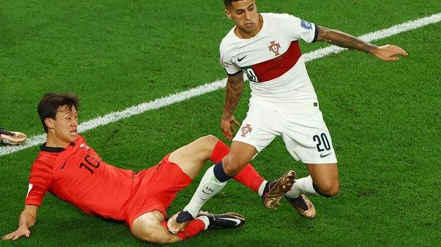 Trận Hàn Quốc- Bồ Đào Nha, pha này rất...dễ đi cái gối. Messi bị thủ môn của Ba Lan "tát" một cái nảy lửa vào mặt. Sấp mặt vào gối đối phương đang ra chân trận Tây Ban Nha-Đức Dễ bể trán trong trận- Hà Lan-Ecuador Trận Úc-Tunisia...rất dễ gãy cổ.