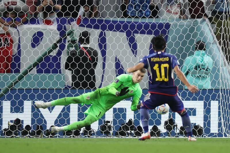 Người hùng Luvakovic vô hiệu hóa quả sút thứ nhất của Minamino. Ảnh: Getty Người hùng Luvakovic vô hiệu hóa quả sút thứ nhất của Minamino. Ảnh: Getty