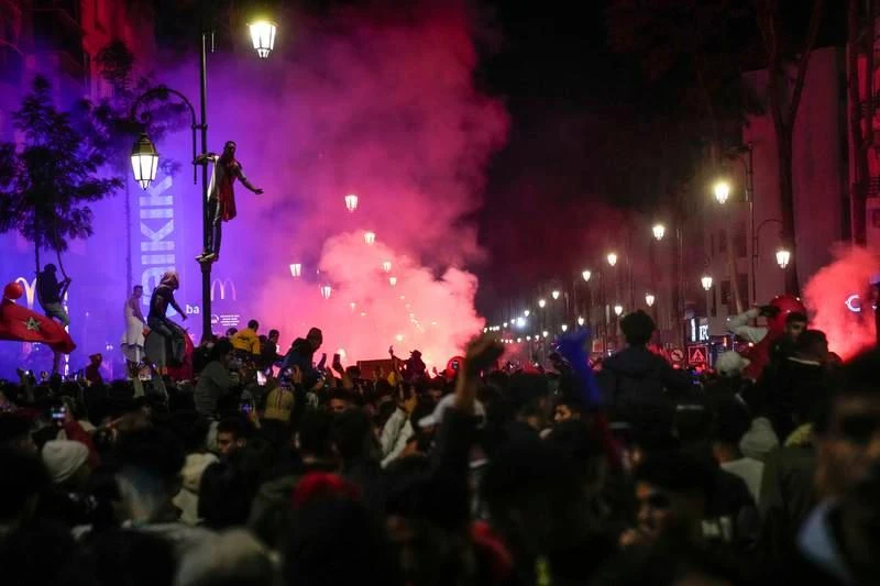 Trên đại lộ Champs-Elysees ở thủ đô Paris, Pháp Sau loạt luân lưu thứ tư thì Morocco vỡ òa hạnh phúc. Fan Tây Ban Nha bật khóc.