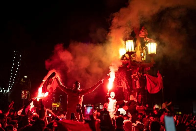 Hàng ngàn fan ăn mừng chiến thắng tại Rabat, Morocco. Tại Milano, Ý, cộng đồng người Morocco cũng tưng bừng ăn mừng. Tại La Ramblas, Tây Ban Nha, fan Morocco ăn mừng. Tại TP cảng Marseille của Pháp, cộng đồng người Morocco chia vui chiến thắng. Rabat ở Morocco... Ngay tại TP Barcelona của Tây Ban Nha. Trên đại lộ Champs-Elysees ở thủ đô Paris, Pháp Sau loạt luân lưu thứ tư thì Morocco vỡ òa hạnh phúc. Fan Tây Ban Nha bật khóc.