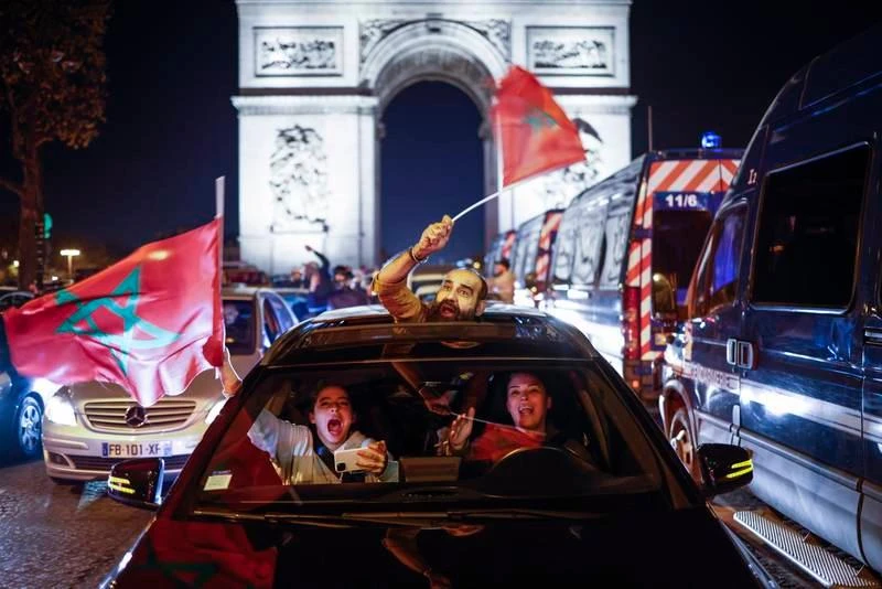 Cộng đồng fan Morocco ăn mừng đội nhà thắng trận trước Khải Hoàn môn ở thủ đô Paris, Pháp. Fan Morocco ăn mừng chiến thắng ngay trong ga tàu điện ngầm ở Qatar. Hàng ngàn fan ăn mừng chiến thắng tại Rabat, Morocco. Tại Milano, Ý, cộng đồng người Morocco cũng tưng bừng ăn mừng. Tại La Ramblas, Tây Ban Nha, fan Morocco ăn mừng. Tại TP cảng Marseille của Pháp, cộng đồng người Morocco chia vui chiến thắng. Rabat ở Morocco... Ngay tại TP Barcelona của Tây Ban Nha. Trên đại lộ Champs-Elysees ở thủ đô Paris, Pháp Sau loạt luân lưu thứ tư thì Morocco vỡ òa hạnh phúc. Fan Tây Ban Nha bật khóc.