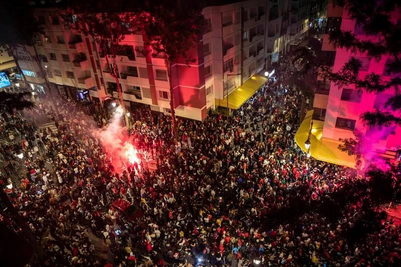 Rabat ở Morocco... Ngay tại TP Barcelona của Tây Ban Nha. Trên đại lộ Champs-Elysees ở thủ đô Paris, Pháp Sau loạt luân lưu thứ tư thì Morocco vỡ òa hạnh phúc. Fan Tây Ban Nha bật khóc.