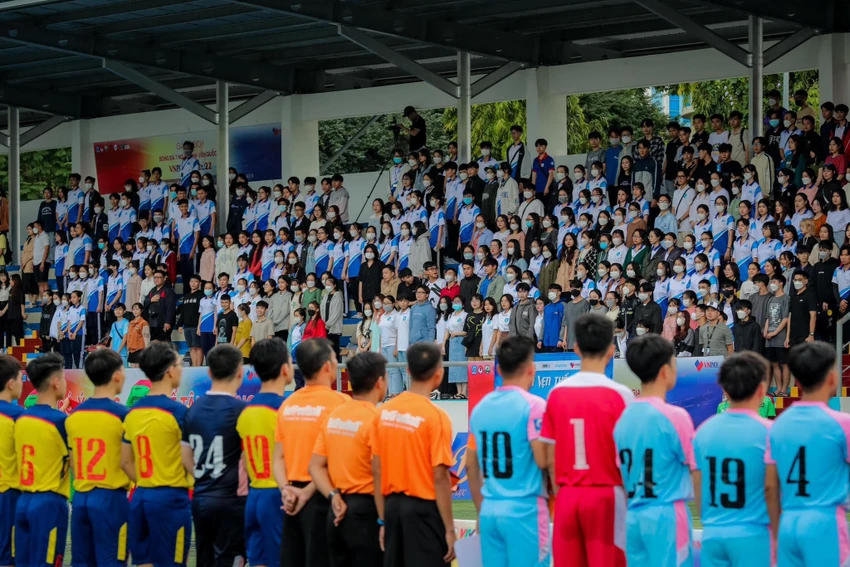 Phố biển Nha Trang chiều xem bóng đá sinh viên, tối xem World Cup. Ảnh: BTC