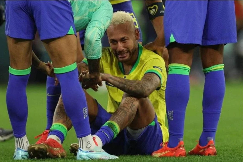 Neymar lại khóc khi bị loại ở tứ kết. Ảnh: AFP