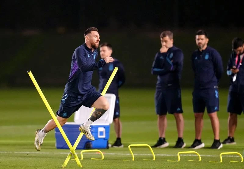 Messi vẫn là tâm điểm của cánh phóng viên ảnh.