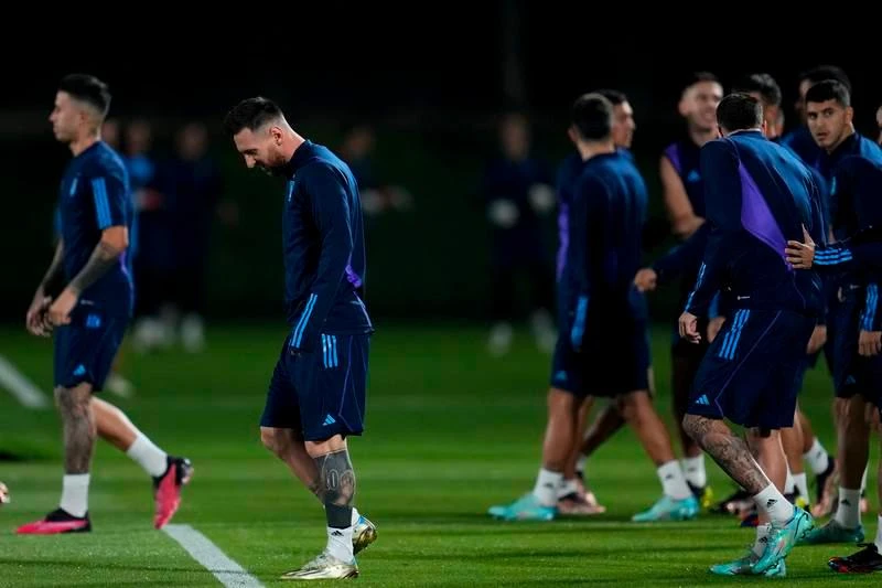 Buổi tập cuối cùng của Argentina diễn ra rất yên ắng Lautaro Martinez. HLV Scaloni trầm ngâm và nghĩ ngợi nhiều. Cánh báo chí thấy Argentina tập sút luân lưu. Buổi tập kéo dài 90 phút có cả tập đối kháng. Messi không gặp vấn đề gì sau trận đánh bại Hà Lan. Messi có phần cởi mở ở buổi tập này. Di Maria sẽ là người chơi cặp cùng Messi trên hàng công Argentina? Báo chí chỉ được vào sân tác nghiệp 20 phút đầu buổi tập. Messi vẫn là tâm điểm của cánh phóng viên ảnh.