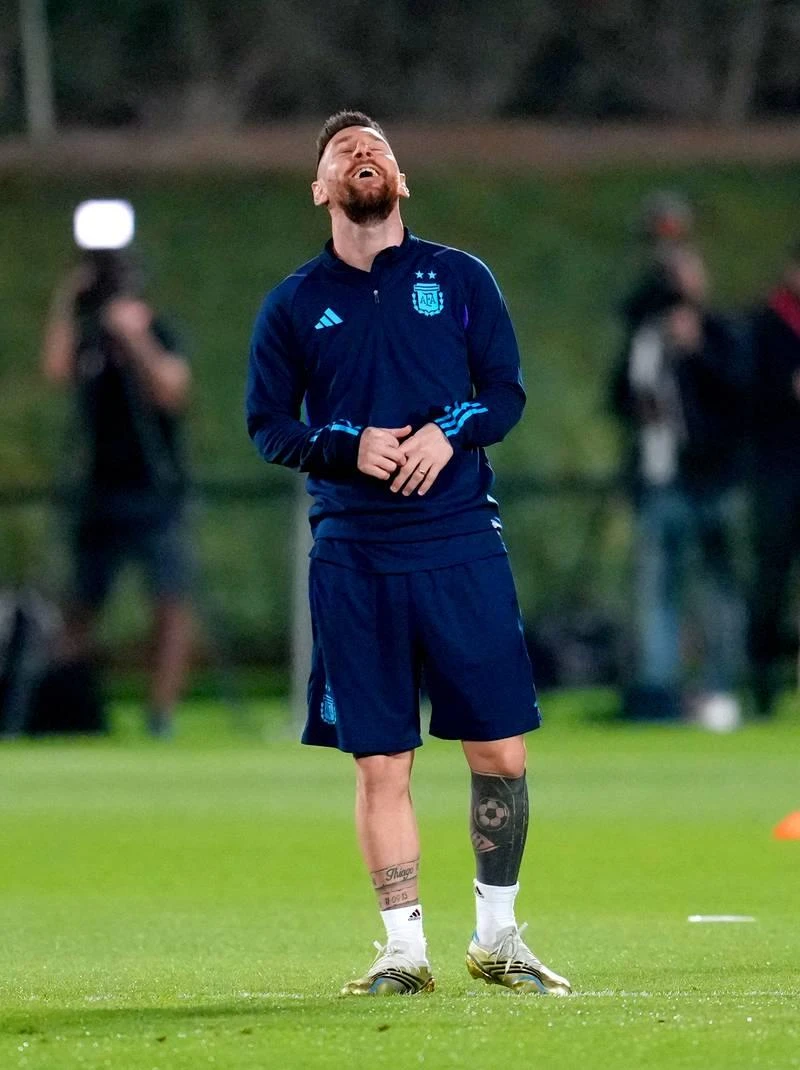 Messi có phần cởi mở ở buổi tập này. Di Maria sẽ là người chơi cặp cùng Messi trên hàng công Argentina? Báo chí chỉ được vào sân tác nghiệp 20 phút đầu buổi tập. Messi vẫn là tâm điểm của cánh phóng viên ảnh.