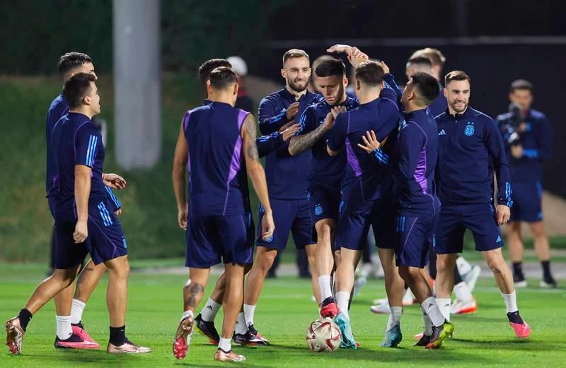 Buổi tập kéo dài 90 phút có cả tập đối kháng. Messi không gặp vấn đề gì sau trận đánh bại Hà Lan. Messi có phần cởi mở ở buổi tập này. Di Maria sẽ là người chơi cặp cùng Messi trên hàng công Argentina? Báo chí chỉ được vào sân tác nghiệp 20 phút đầu buổi tập. Messi vẫn là tâm điểm của cánh phóng viên ảnh.