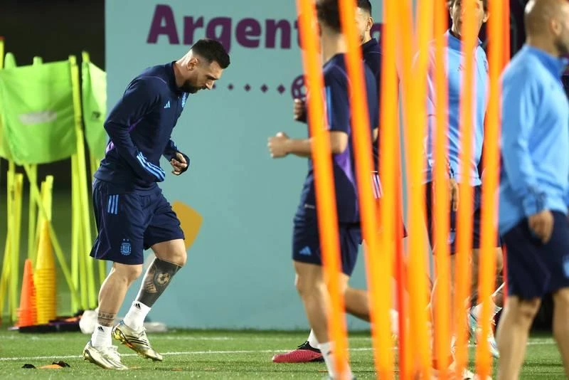 Báo chí chỉ được vào sân tác nghiệp 20 phút đầu buổi tập. Messi vẫn là tâm điểm của cánh phóng viên ảnh.