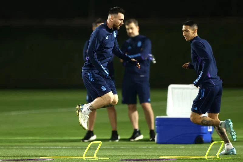 Di Maria sẽ là người chơi cặp cùng Messi trên hàng công Argentina? Báo chí chỉ được vào sân tác nghiệp 20 phút đầu buổi tập. Messi vẫn là tâm điểm của cánh phóng viên ảnh.