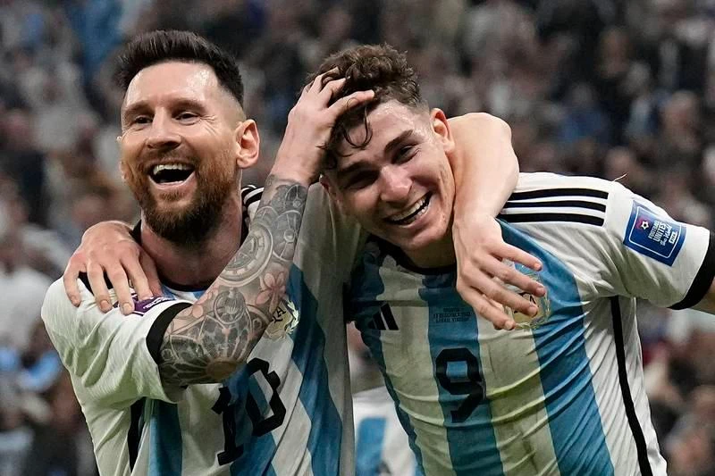 Messi và Julian Alvarez ghi ba bàn vào lưới Croatia, Argentina lại vào chung kết. Ảnh: Getty