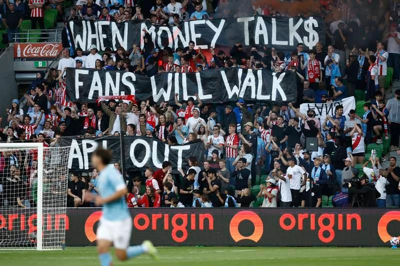 Họ cáo buộc rằng, ban tổ chức A-League đã ăn tiền bẩn để đưa vòng chung kết A-League về Sydney ba mùa liên tiếp. Vụ lộn xộn này xuất phát từ một fan la lớn phản đối sau đó nhanh chóng lan rộng ra. Fan tràn xuống sân phá rồi đu người lên cả cầu môn.
