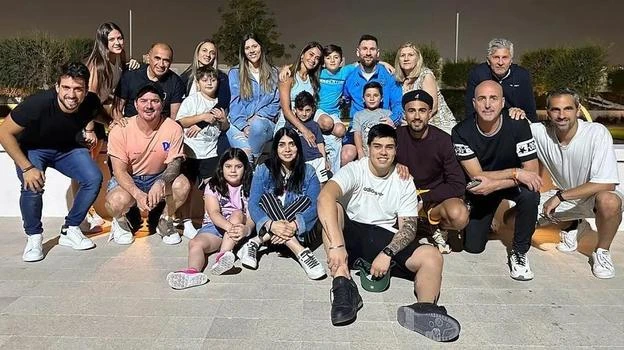 "Team của Messi" đến Qatar rất đông. Ảnh: S.E Người đẹp tóc bạch kim này tên là Kamila Tytgat, vợ của tuyển thủ Pháp Raphael Varane. Ảnh: Getty Căng thẳng sau mỗi trận đấu, HLV Lionel Scaloni của Argentina lại lên khán đài hôn bạn gái sau chiến thắng. Ảnh: S.E Giroud của Pháp và "hậu phương" của anh trên khán đài mỗi khi Pháp thi đấu. Ảnh: S.E Và một tuyển thủ Pháp khác là Kingsley Koman và bạn gái. Ảnh: Getty Agustina, bạn gái của tuyển thủ Lautaro Martinez, Argentina. Ảnh: S.E Gia đình dễ thương của nhà vô địch World Cup - Antoine Griezmann, Pháp. Ảnh: Getty Vợ của nhà cầm quân Pháp Deschamps luôn khắc khoải cùng chồng mỗi khi Pháp thi đấu. Ảnh: S.E Còn đây là siêu mẫu Ý Zoe Christofeli (trái), bạn gái của tuyển thủ Pháp Theo Hernandez. Ảnh: S.E Cứ sau mỗi chiến thắng, thủ môn Pháp Hugo Lloris lại lên khán đài "nhận quà" từ bạn gái Marina. Ảnh: S.E