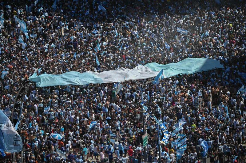...Còn trên sân Lusail, nơi diễn ra trận chung kết có khoảng 10 ngàn người Argentina, không kể fan của Argentina. Ảnh: Reuters