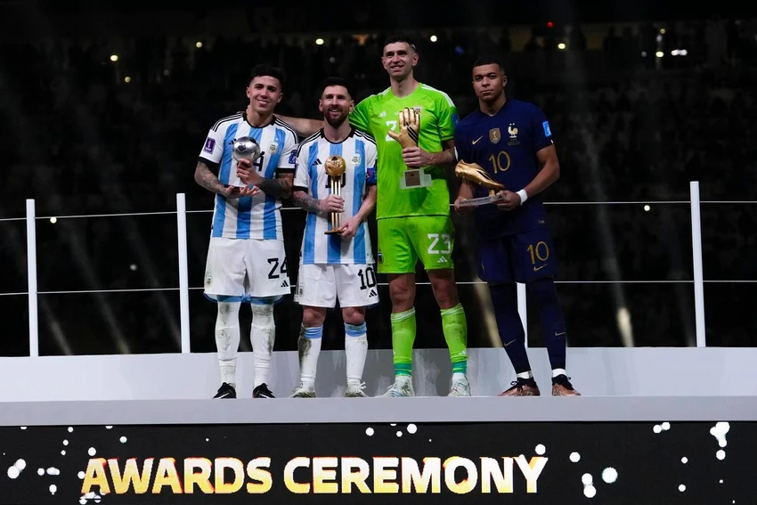 Từ trái qua: Enzo Fernandez (cầu thủ trẻ xuất sắc), Messi cầu thủ xuất sắc, thủ môn xuất sắc Emiliano Martinez và vua phá lưới Mbappe. Ảnh: Getty Từ trái qua: Enzo Fernandez (cầu thủ trẻ xuất sắc), Messi cầu thủ xuất sắc, thủ môn xuất sắc Emiliano Martinez và vua phá lưới Mbappe. Ảnh: Getty