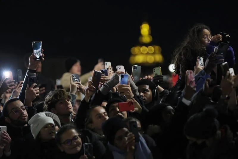 Dân Paris chia vui cùng đội tuyển Pháp khi đội trở về. Ảnh: Getty Tchouameni và Kingston Coman có chút chạnh lòng khi được xem là tội đồ làm Pháp thua cuộc khi đá hỏng hai quả phạt đền ở loạt luân lưu. Những ngày qua, hai cầu thủ da màu này là trung tâm của những kẻ cực đoan cay cú...phỉ báng mang màu sắc chủng tộc. Ảnh: Getty Ước tính có 4 triệu người kéo về trung tâm thủ đô Buenos Aires để ăn mừng ngôi vô địch World Cup 2022 ở Argentina. Ảnh: Getty Sau khi diễu hành ở Buenos Aires, trực thăng từ TP Rosario bay đến thủ đô để đưa Messi và Di Maria về nhà. Ảnh: AFP