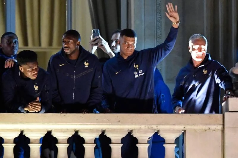 Những á quân World Cup 2022 vừa chia vui vừa tiếc nuối ở khách sạn Crillon, Paris khi đội trở về Pháp. Ảnh: Getty Dân Paris chia vui cùng đội tuyển Pháp khi đội trở về. Ảnh: Getty Tchouameni và Kingston Coman có chút chạnh lòng khi được xem là tội đồ làm Pháp thua cuộc khi đá hỏng hai quả phạt đền ở loạt luân lưu. Những ngày qua, hai cầu thủ da màu này là trung tâm của những kẻ cực đoan cay cú...phỉ báng mang màu sắc chủng tộc. Ảnh: Getty Ước tính có 4 triệu người kéo về trung tâm thủ đô Buenos Aires để ăn mừng ngôi vô địch World Cup 2022 ở Argentina. Ảnh: Getty Sau khi diễu hành ở Buenos Aires, trực thăng từ TP Rosario bay đến thủ đô để đưa Messi và Di Maria về nhà. Ảnh: AFP