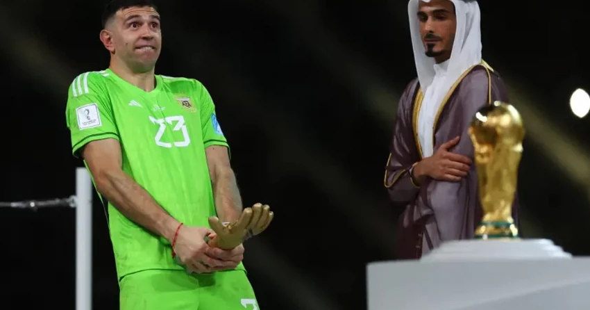 Hành động này của thủ môn Emiliano Martinez vi phạm nghiêm trọng đạo đức cầu thủ và tinh thần Fair Play của FIFA. Ảnh: Getty Hành động này của thủ môn Emiliano Martinez vi phạm nghiêm trọng đạo đức cầu thủ và tinh thần Fair Play của FIFA. Ảnh: Getty