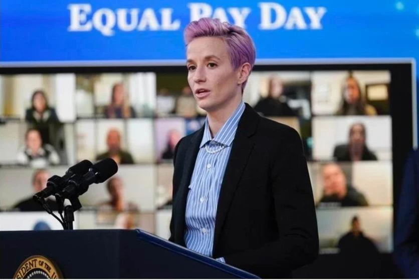 Megan Rapinoe, người đi đầu trong việc đòi công bằng trong thu nhập giữa nam và nữ cho giới VĐV Mỹ. Ảnh: Getty Megan Rapinoe, người đi đầu trong việc đòi công bằng trong thu nhập giữa nam và nữ cho giới VĐV Mỹ. Ảnh: Getty
