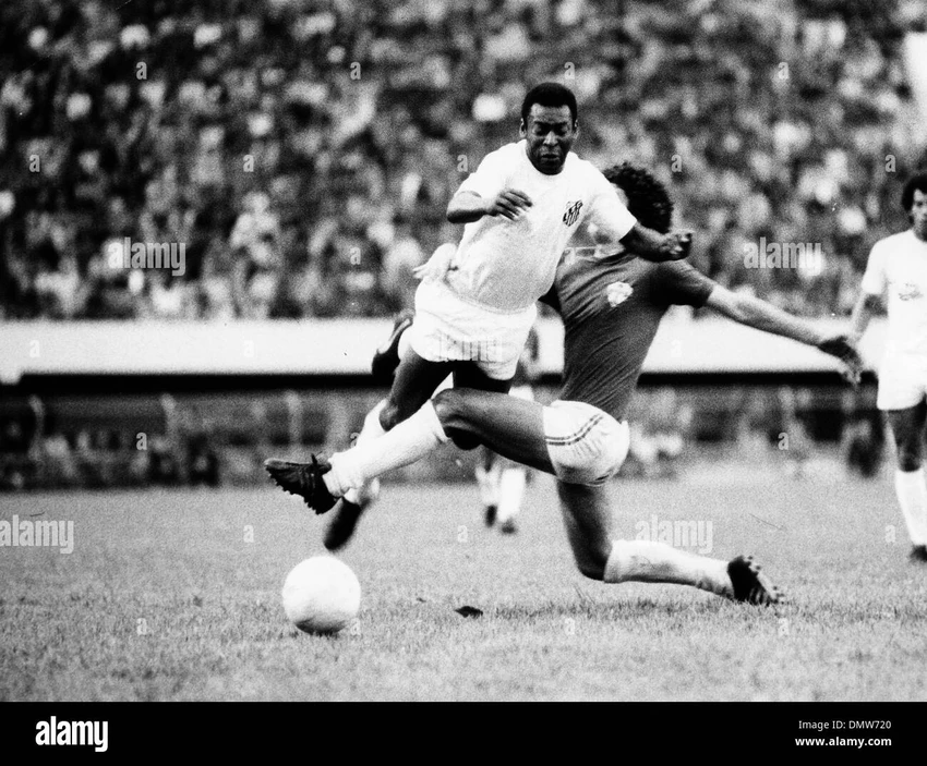 Pele trong tình huống "bóng qua người ở lại". Ảnh: Alamy.