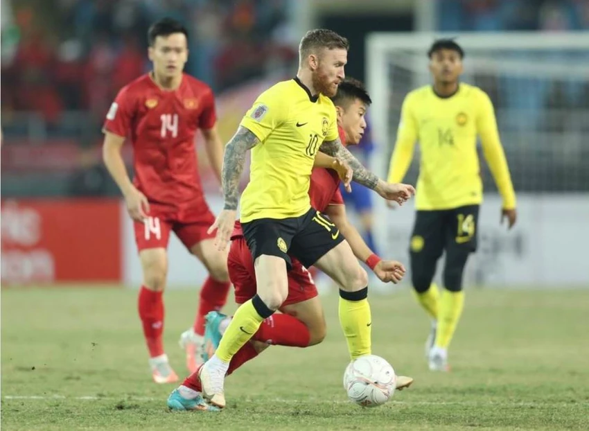 Lee Tuck (10), cầu thủ nhập tịch từ Anh của Malaysia vẫn chưa cho thấy bén nhọn. Ảnh: CTP Lee Tuck (10), cầu thủ nhập tịch từ Anh của Malaysia vẫn chưa cho thấy bén nhọn. Ảnh: CTP