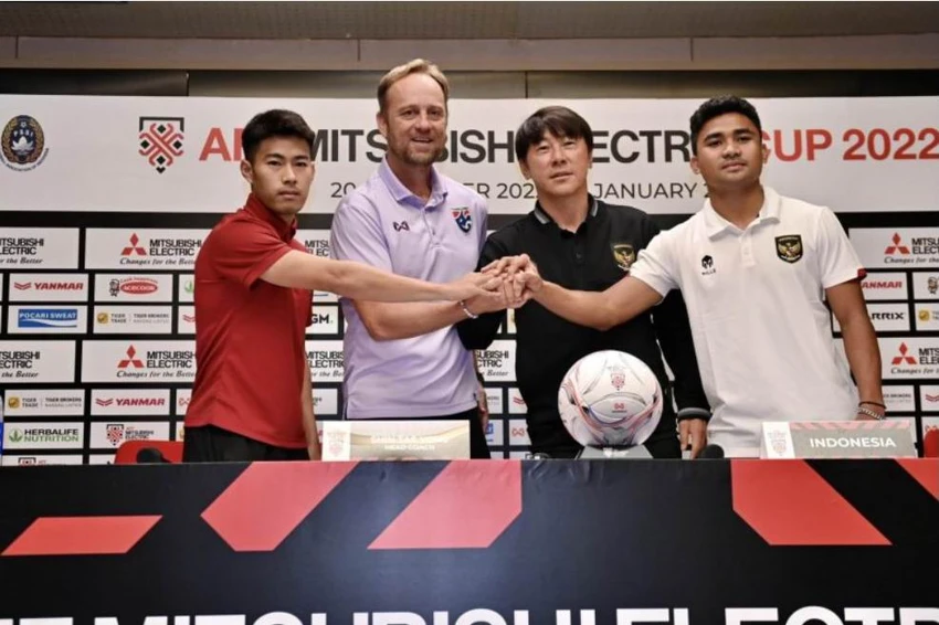 Hai đội trưởng Yooyen và Asnawi cùng hai hai HLV Polking và Shin Tae-yong. Ảnh: CTP Hai đội trưởng Yooyen và Asnawi cùng hai hai HLV Polking và Shin Tae-yong. Ảnh: CTP
