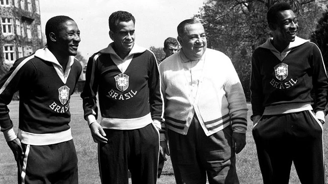 HLV Vicente Feola (áo trắng) cùng các học trò, nhà vô địch World Cup 1958, trong đó Pele trẻ tuổi nhất, 17 tuổi. Ảnh: World Football. HLV Vicente Feola (áo trắng) cùng các học trò, nhà vô địch World Cup 1958, trong đó Pele trẻ tuổi nhất, 17 tuổi. Ảnh: World Football.