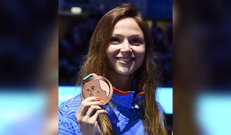 Aliaksandra Herasimenia và tấm HCĐ tại giải Bơi lội VĐTG năm 2017 tại Budapest. Ảnh: Getty