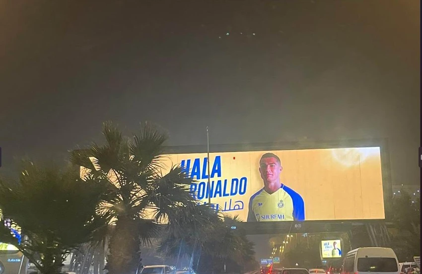 Ronaldo sẽ đá AFC Champions League, tuy nhiên Al Nassr thuộc khu vực Tây Á. CLB nào của Việt Nam vô địch khu vực Đông Á thì mới có cơ hội đá chung kết toàn giải với đội vô địch khu vực Tây Á. Chính vì thế, khả năng CLB Việt Nam chạm trán với Ronaldo và Al Nassr là rất nhỏ. Mỗi mùa bóng, Ronaldo nhận lương 200 triệu USD ở Al Nassr. Như vậy 2,5 mùa, tài sản Ronaldo tăng thêm...nửa tỉ USD, vượt xa so với những năm đỉnh cao của chính Ronaldo khi đá cho MU và Real Madrid. Ronaldo chụp hình cùng các lãnh đạo giàu có của Al Nassr. Ronaldo sẽ đá cặp cùng Vincent Aboubakar, đội trưởng tuyển Camaroon.