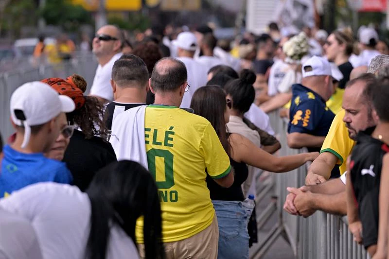 Dòng người như vô tận kéo về sân bóng CLB Santos tiễn đưa Pele. Pele là "vua của mọi tầng lớp" người dân Brazil. Bên ngoài sân bóng của Santos, nơi quàng thi thể của Pele. Quan tài Pele đi ngang qua khu vực đầy hoa. Các cựu cầu thủ, HLV của CLB Santos khiêng quan tài Pele.