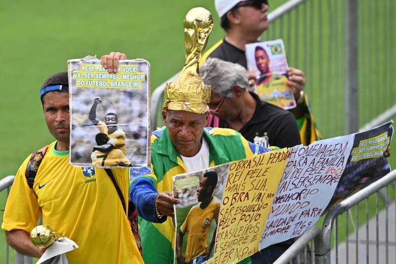 Pele là "vua của mọi tầng lớp" người dân Brazil. Bên ngoài sân bóng của Santos, nơi quàng thi thể của Pele. Quan tài Pele đi ngang qua khu vực đầy hoa. Các cựu cầu thủ, HLV của CLB Santos khiêng quan tài Pele.