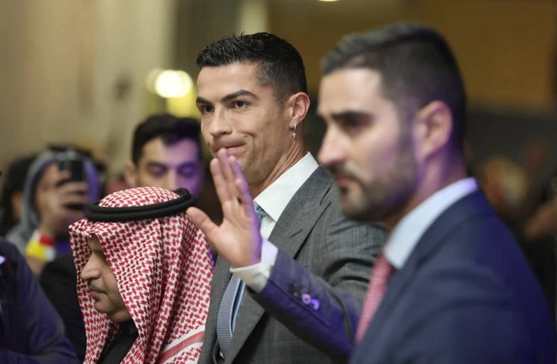 Ngày Ronaldo "gật" về Al Nassr đã nhận ngay chiếc đồng trị giá gần...triệu đô. Ảnh: Getty Ngày Ronaldo "gật" về Al Nassr đã nhận ngay chiếc đồng trị giá gần...triệu đô. Ảnh: Getty