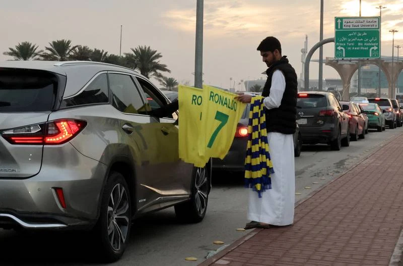 Một người bán dạo áo đấu của Ronaldo ở Riyadh. Ảnh: Getty Một người bán dạo áo đấu của Ronaldo ở Riyadh. Ảnh: Getty