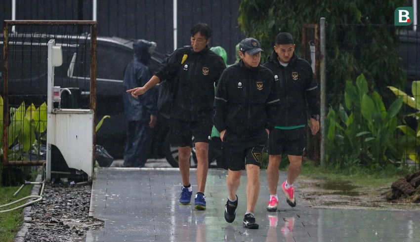 Shin Tae-yong và các trợ lý ra sân mà trời mưa lớn. Thầy trò HLV Shin Tae-yong quyết "giảm trừ nợ" khi đối đầu với ông Park. Ngoại binh nhập tịch tuyển Indonesia Spasojevic. Cầm quân đội tuyển quốc gia và U-23, ông Shin toàn thua đồng hương Park Hang-seo. Ông Shin mong ngóng thời tiết tốt hơn để những buổi tập mảng miếng được thực thi rốt ráo trước khi chạm trán với Việt Nam. Toàn đội Indonesia hội ý trước buổi tập. Sân tập của tuyển Indonesia nằm trong khu tổ hợp Senayan nơi có sân Bung Karno. Trận bán kết lượt đi AFF Cup 2022 tối 6-1 giữa Indonesia và Việt Nam là cơ hội để ông Shin làm nên chuyện trước đồng hương Park Hang-seo. Tuyển Indonesia khởi động cho buổi tập. Mèo chạy vào sân, điềm gì sẽ đến với Indonesia?