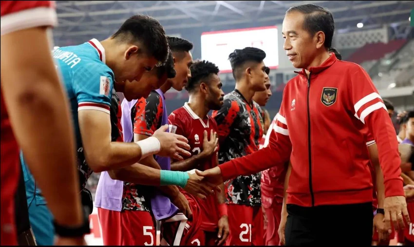 Tổng thống Joko Widodo của Indonesia bắt tay các tuyển thủ trước trận. Ảnh: Bola. Tổng thống Joko Widodo của Indonesia bắt tay các tuyển thủ trước trận. Ảnh: Bola.