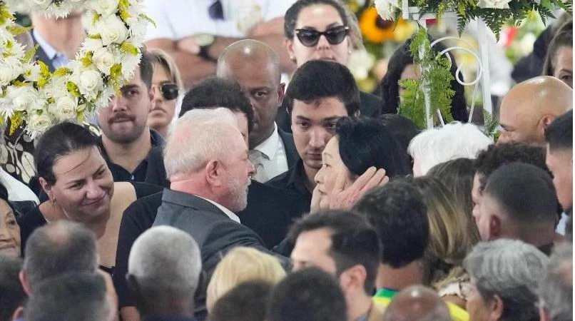 Tổng thống Lula de Silva của Brazil chia buồn cùng góa phụ Marcia Aoki, một trong ba người vợ của Pele. Ảnh: AP Quan tài của Pele phủ quốc kỳ Brazil. Ảnh: AP Pele về với cõi vĩnh hằng tại nghĩa trang TP Santos. Ảnh: AP Căn nhà nơi anh em Pele và bố mẹ đã và đang sống. Thân mẫu của Pele, bà Celeste Arantes vẫn sống nơi đây. Bức phù điêu về gia đình Pele gồm cha, mẹ, một em gái và một em trai. Vua bóng đá chính là cậu trai cả trong bức phù điêu. Ảnh: AFP Tổng thống Lula de Silva của Brazil chia buồn cùng góa phụ Marcia Aoki, một trong ba người vợ của Pele. Ảnh: AP Quan tài của Pele phủ quốc kỳ Brazil. Ảnh: AP Pele về với cõi vĩnh hằng tại nghĩa trang TP Santos. Ảnh: AP Căn nhà nơi anh em Pele và bố mẹ đã và đang sống. Thân mẫu của Pele, bà Celeste Arantes vẫn sống nơi đây. Bức phù điêu về gia đình Pele gồm cha, mẹ, một em gái và một em trai. Vua bóng đá chính là cậu trai cả trong bức phù điêu. Ảnh: AFP