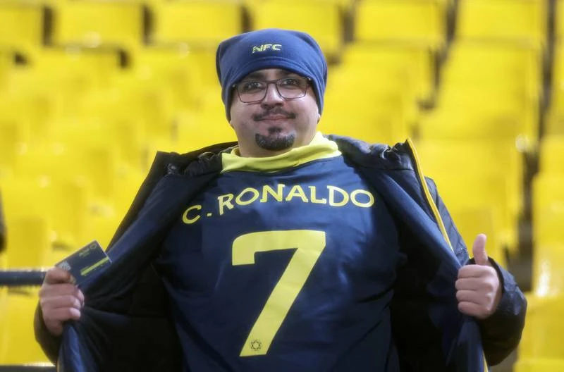 Cho đến nay, áo chính hãng của Ronaldo đã bán được 50 ngàn chiếc. Ronaldo quan sát sân Mrsool qua cửa kính. Ronaldo chào fan khi hiện diện trên khu VIP.