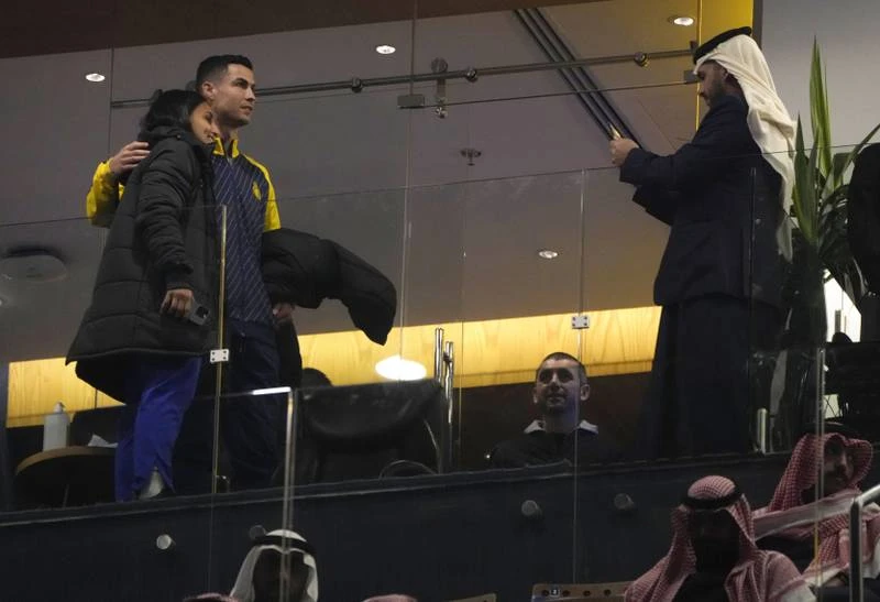 ...OK, chụp nhé. Cho đến nay, áo chính hãng của Ronaldo đã bán được 50 ngàn chiếc. Ronaldo quan sát sân Mrsool qua cửa kính. Ronaldo chào fan khi hiện diện trên khu VIP.