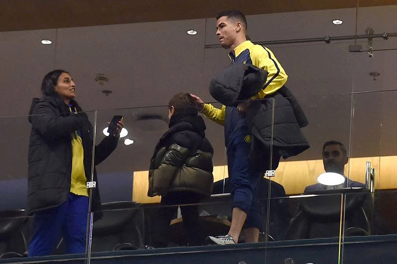 Một fan nữ tiến đến xin chụp hình chung với Ronaldo. ...OK, chụp nhé. Cho đến nay, áo chính hãng của Ronaldo đã bán được 50 ngàn chiếc. Ronaldo quan sát sân Mrsool qua cửa kính. Ronaldo chào fan khi hiện diện trên khu VIP.